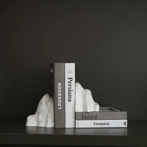 Serre-livre contemporain en forme de rocher artistique