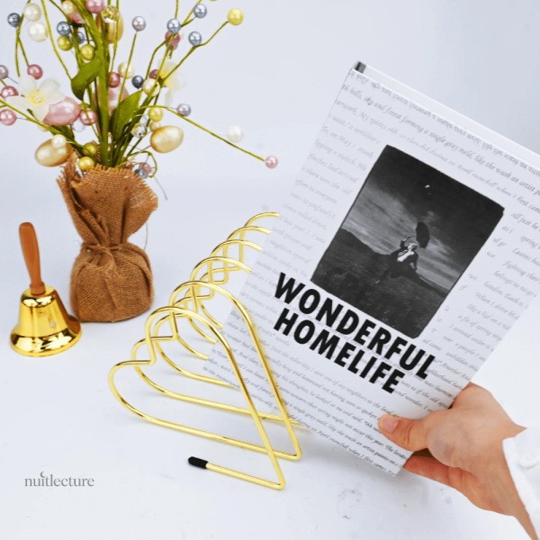 Serre-livre en métal décoratif avec design de cœurs